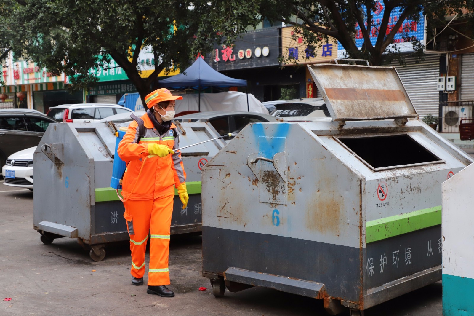 环卫工人对废弃口罩收纳桶、垃圾收集箱进行灭菌 一.JPG