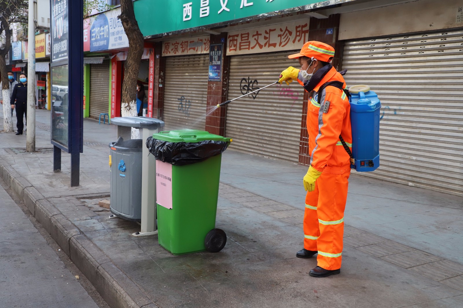 环卫工人对废弃口罩收纳桶、垃圾收集箱进行灭菌杀毒 二.JPG
